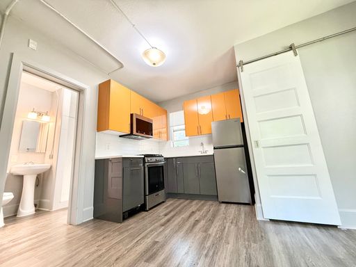 First Hill Find – Updated Small Studio on the 2nd Floor! Move-In Special! – photo 1