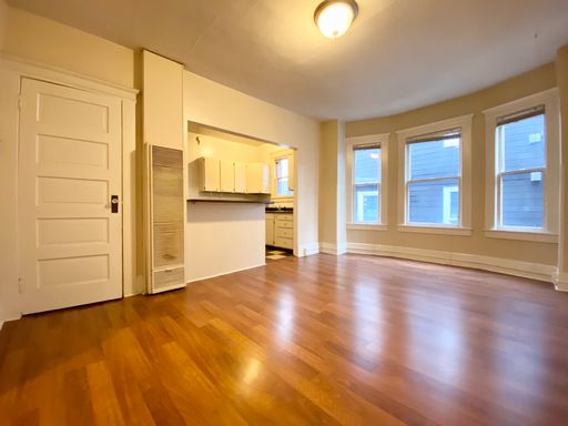 2nd Floor 1 BD Space with Hardwood Floors, high ceilings & clawfoot tub! – photo 1