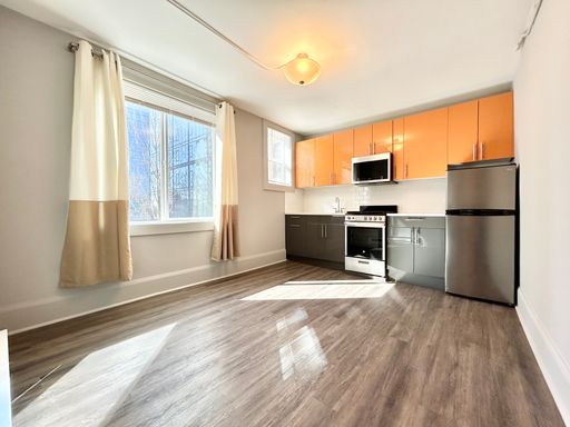 Renovated 1BD on the 1st Floor and get's great light! – photo 1