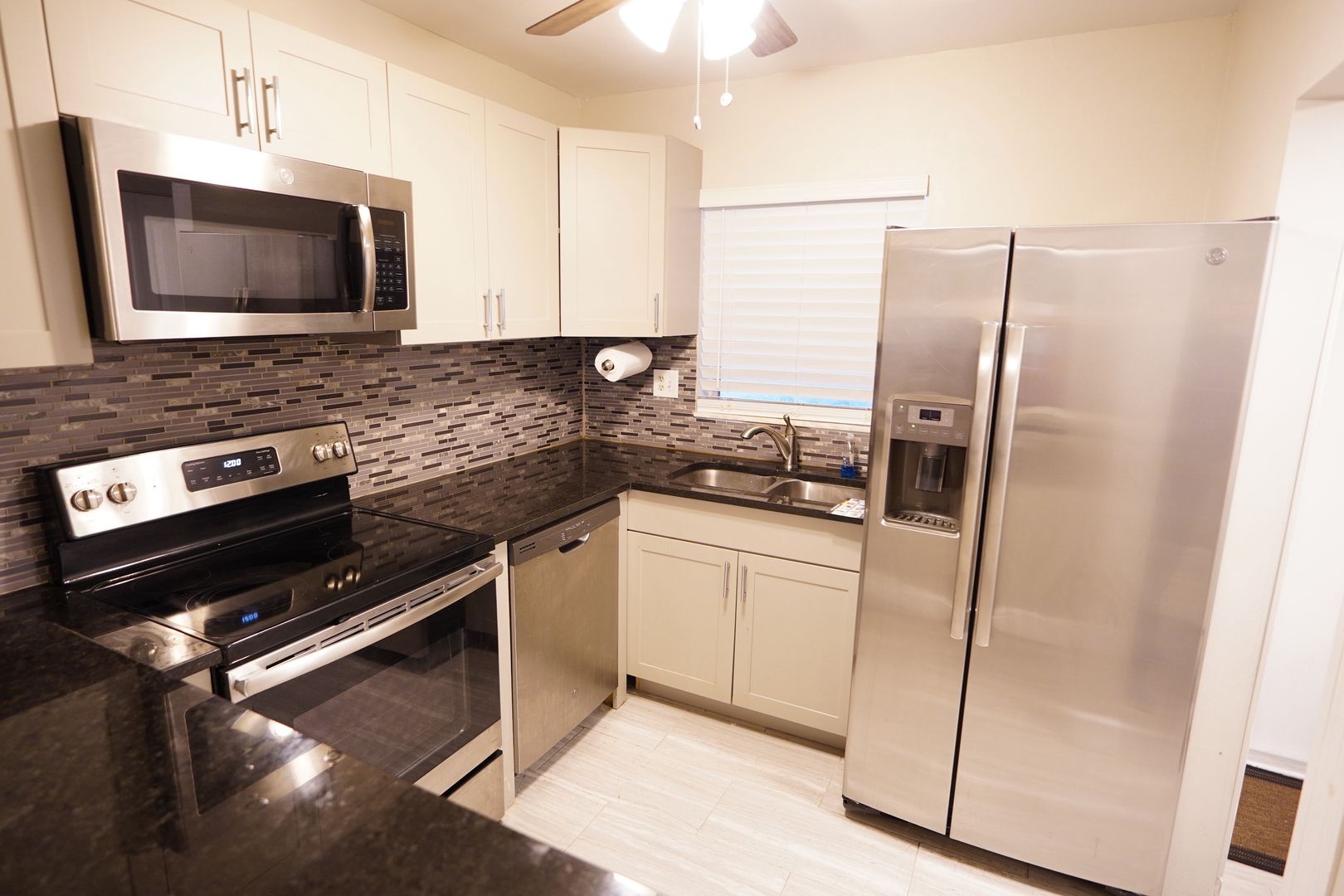 SUNRISE House: 3000 E SUNRISE LAKES DR