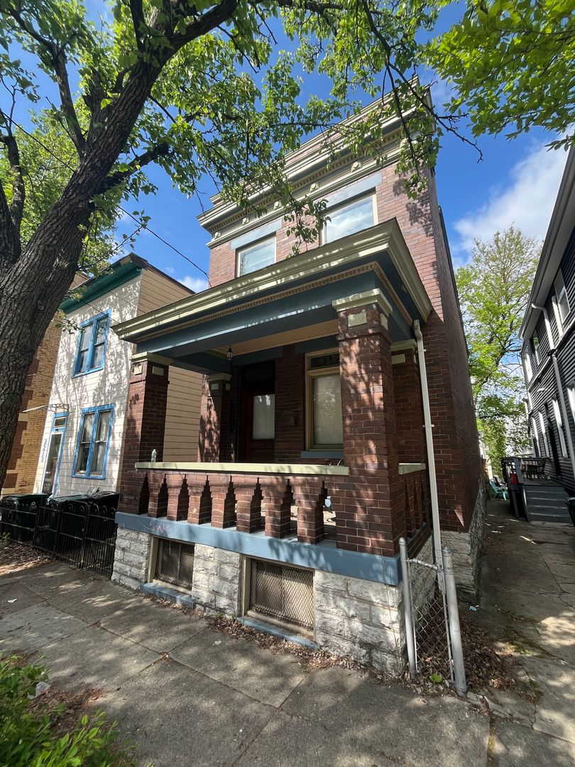 Cincinnati Apartment: 2215 Victor St.