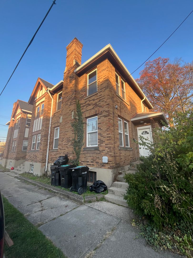 Cincinnati House: 978 Oakland Ave.