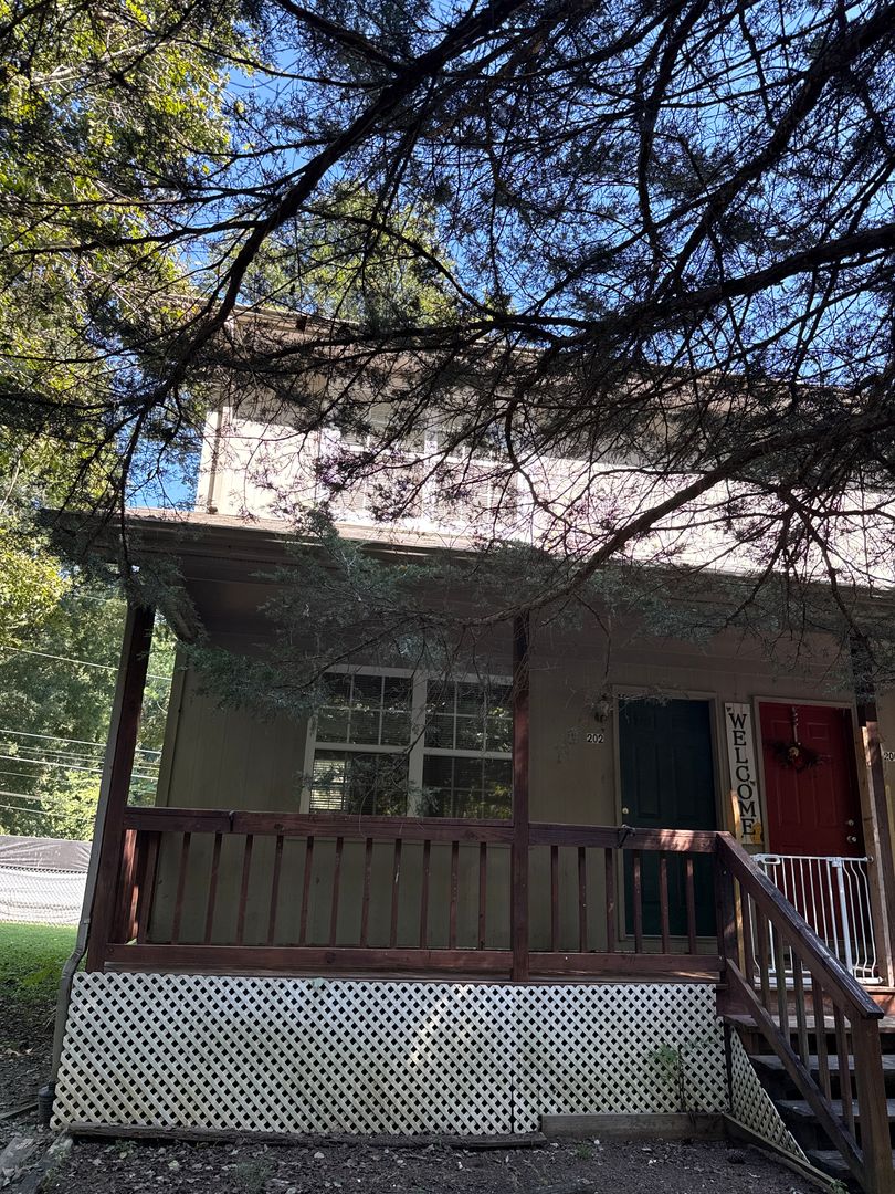 Flintstone Apartment: 196 North Ave