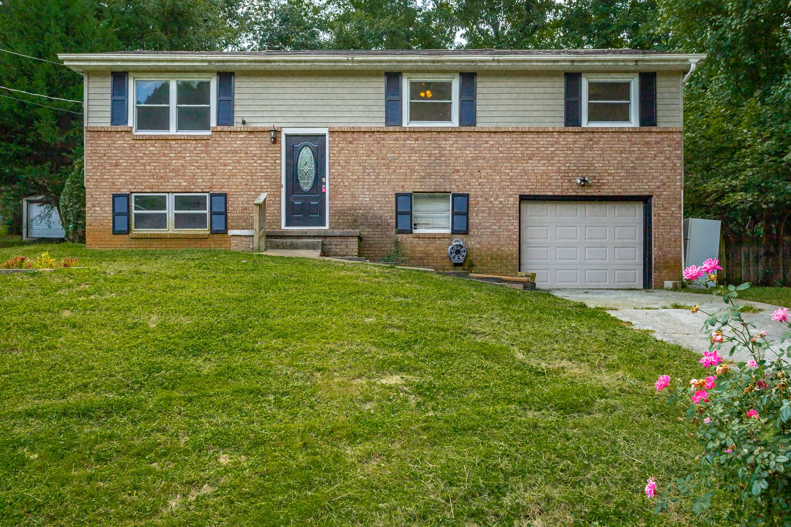 Hixson House: 1364 Meadowood Dr
