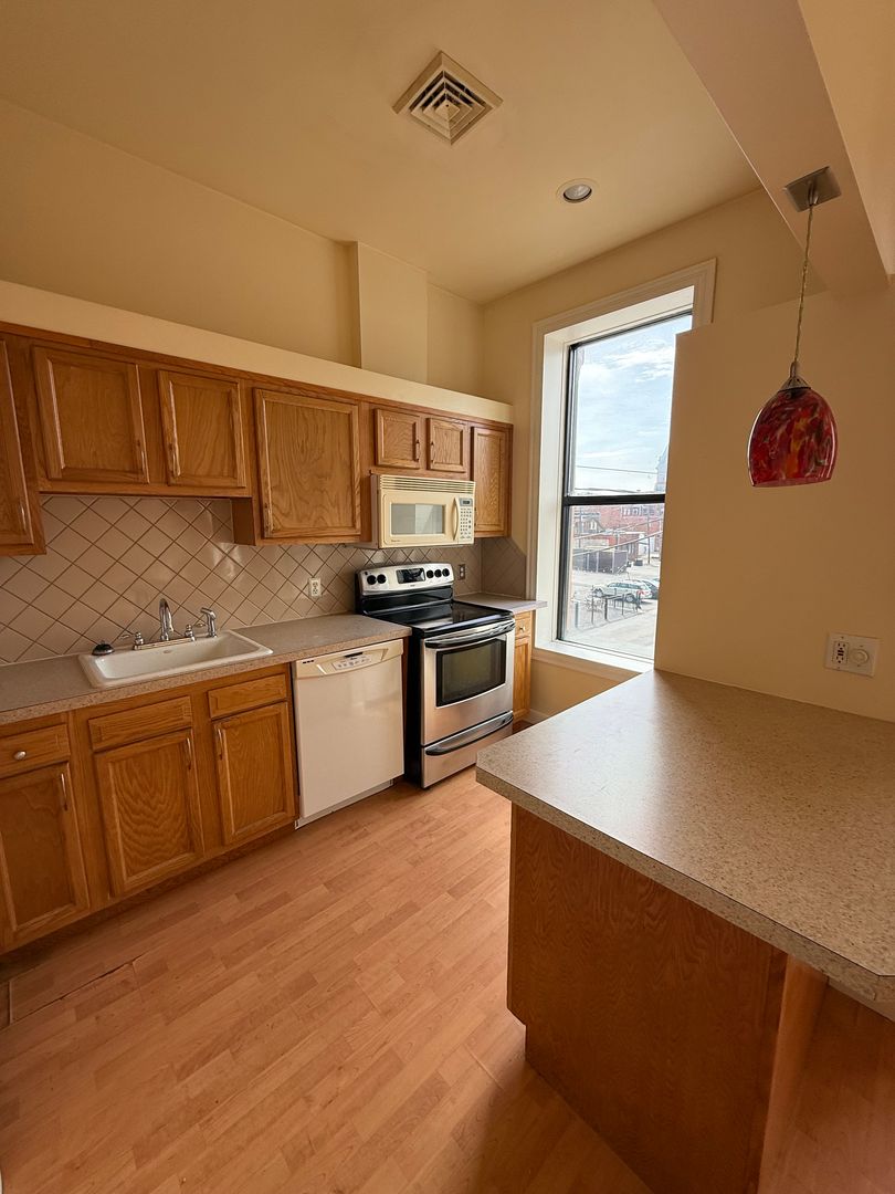 Carbondale Apartment: 21 Salem Avenue