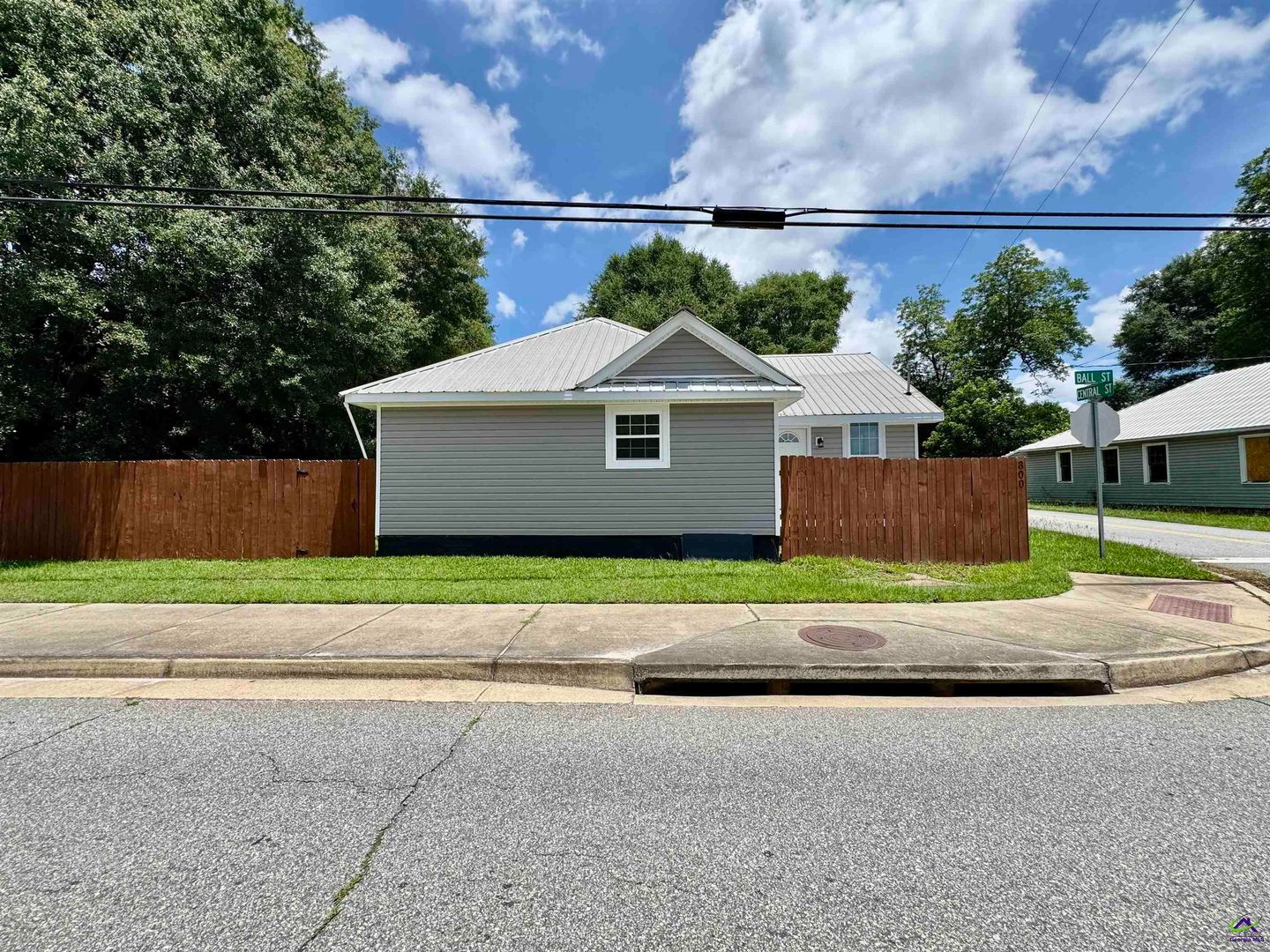 Perry House: 800 Ball Street***