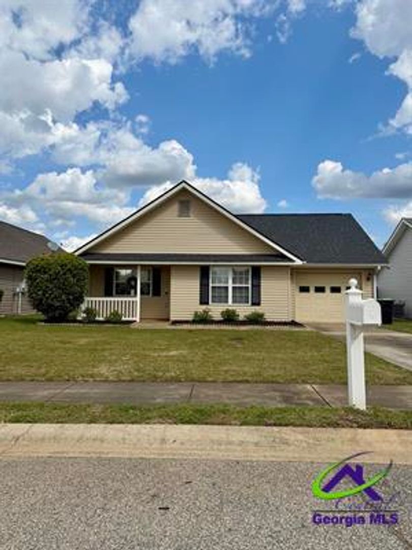 Warner Robins House: 107 White Tail Lane