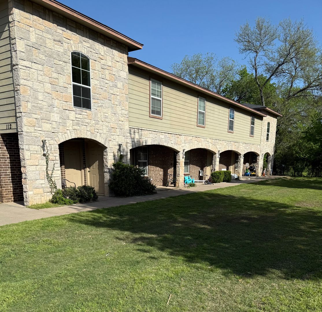 Keene Apartment: 112 W 3rd St, Apts H - N