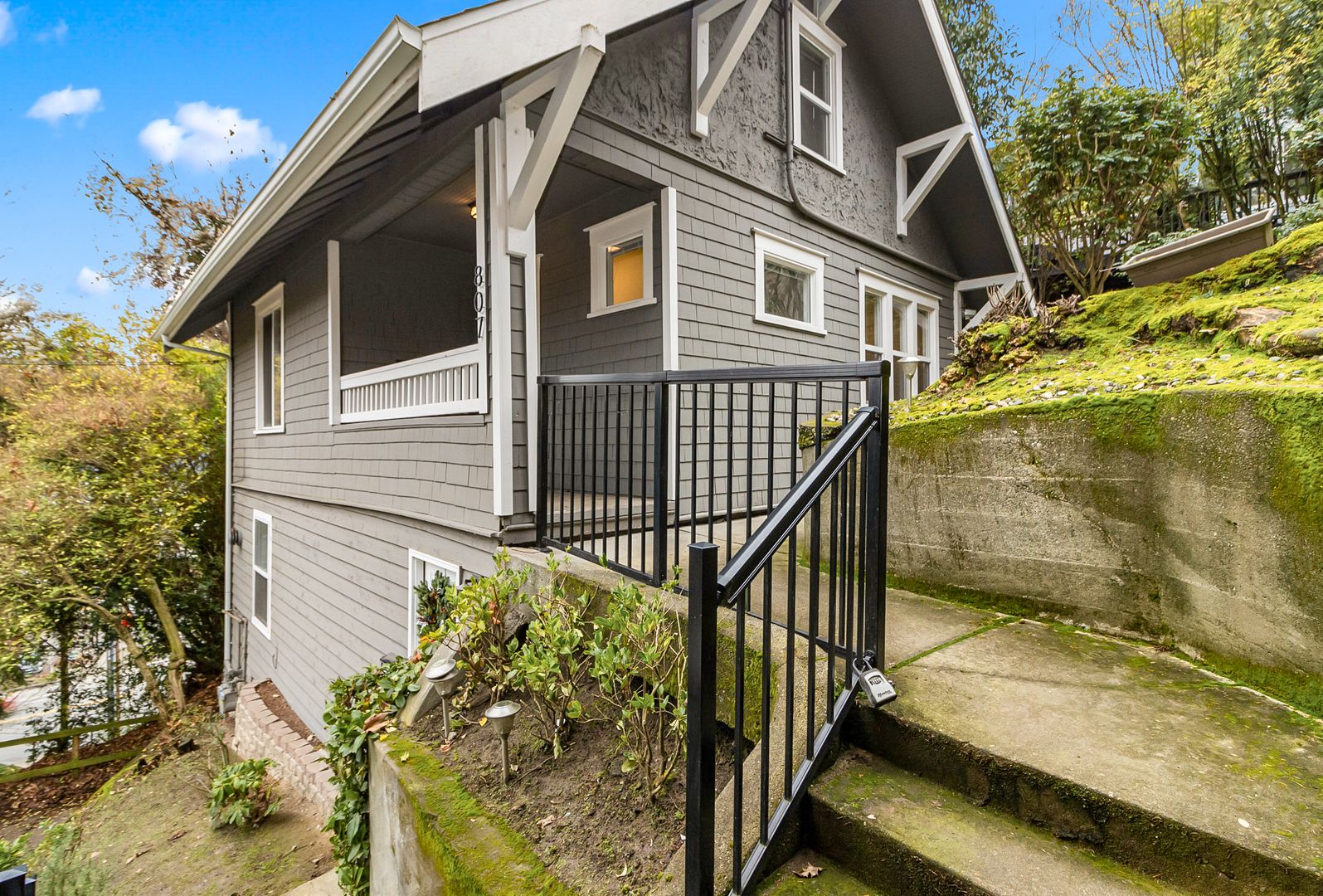 Seattle Apartment: 807 Newton St.