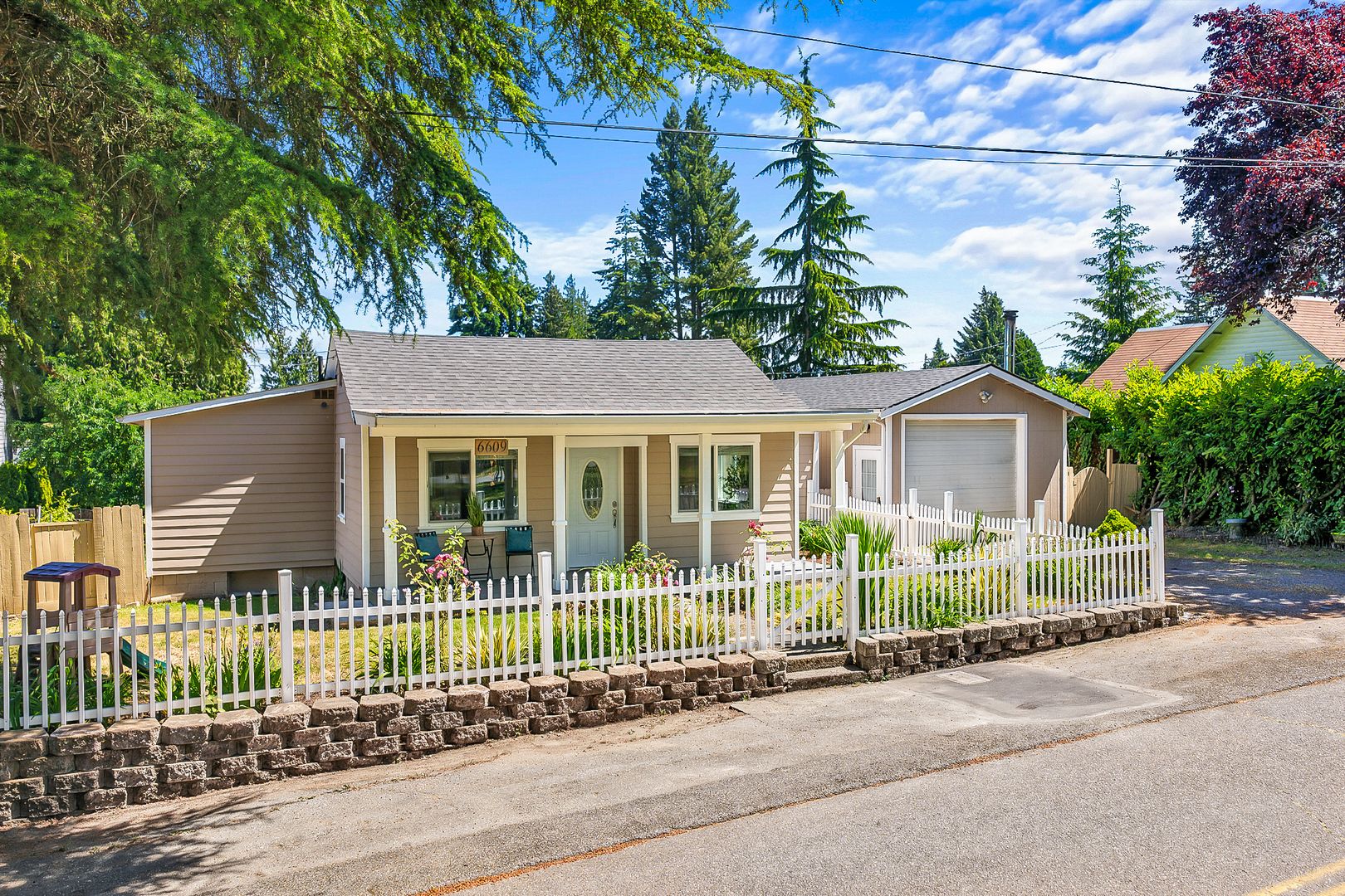 Everett House: 6609 Elliott Way