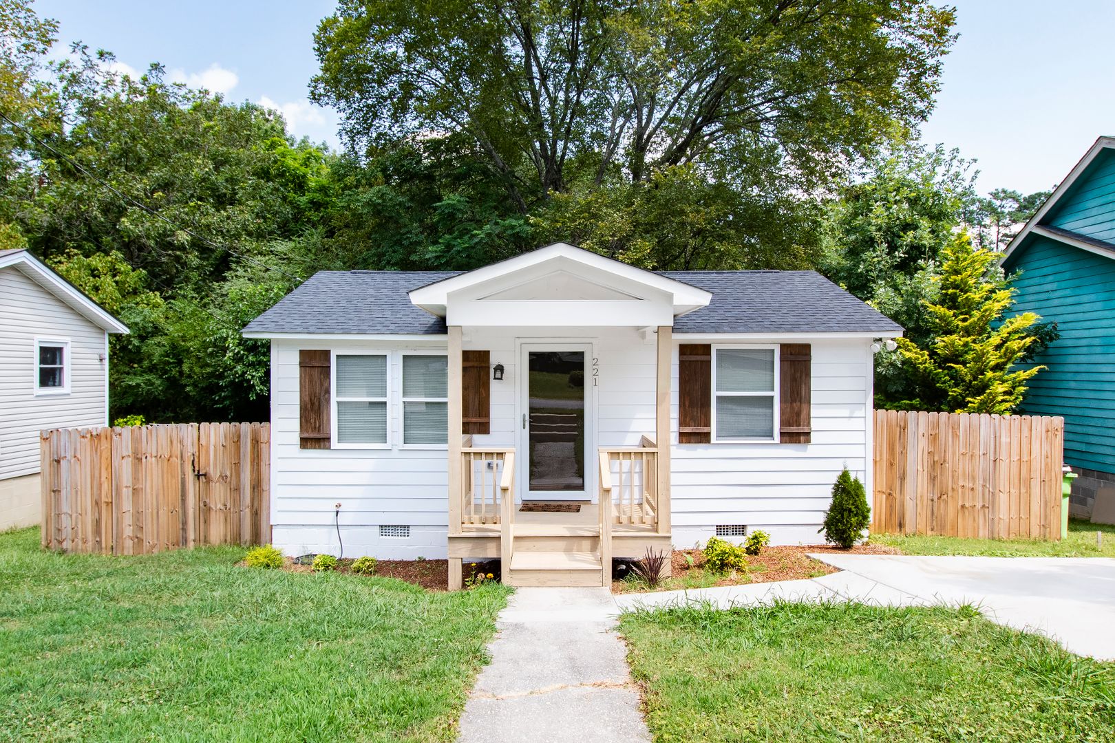 Holly Springs House: 221 Turner St