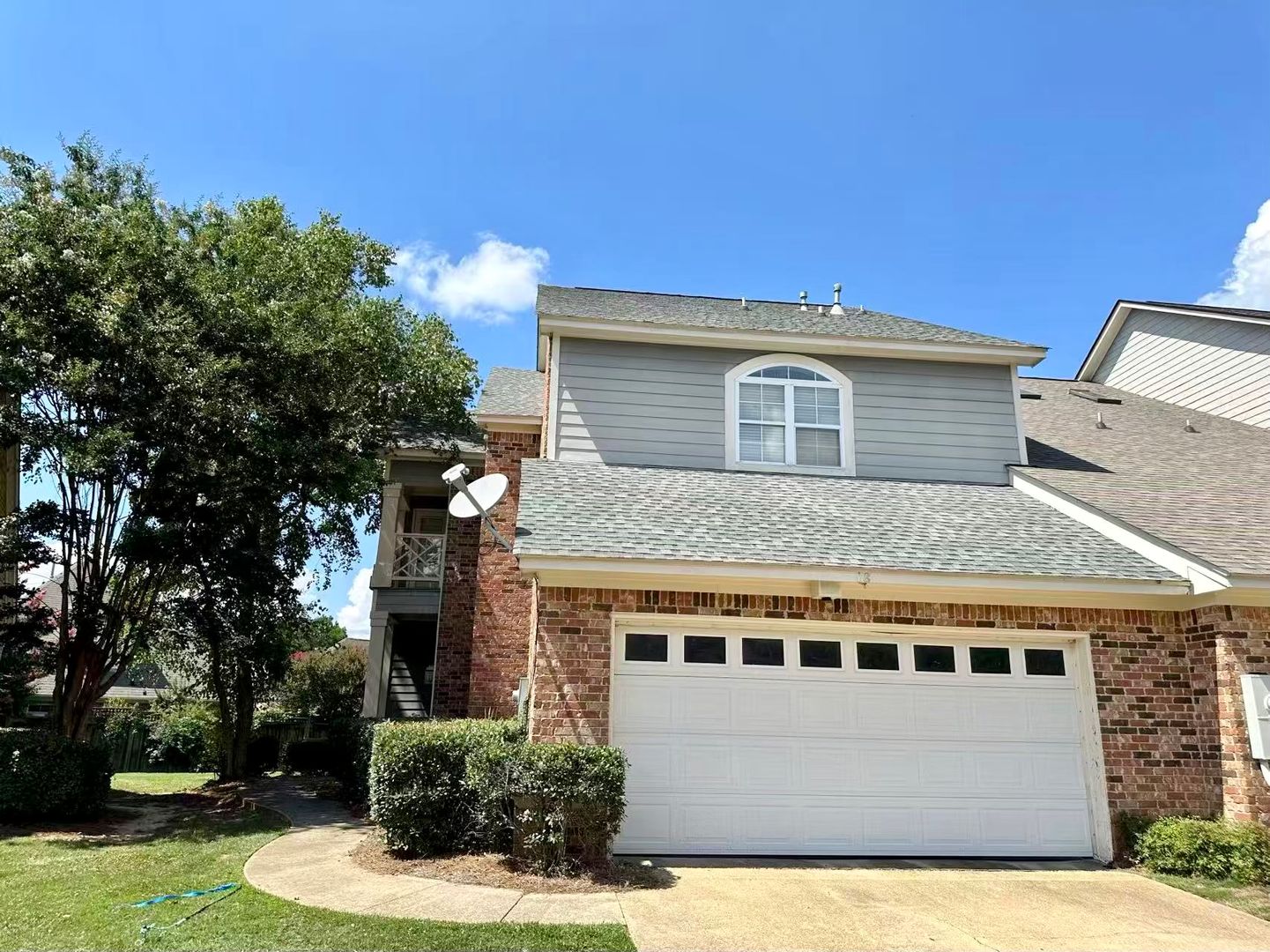 Brandon House: 18 Charleston Cir