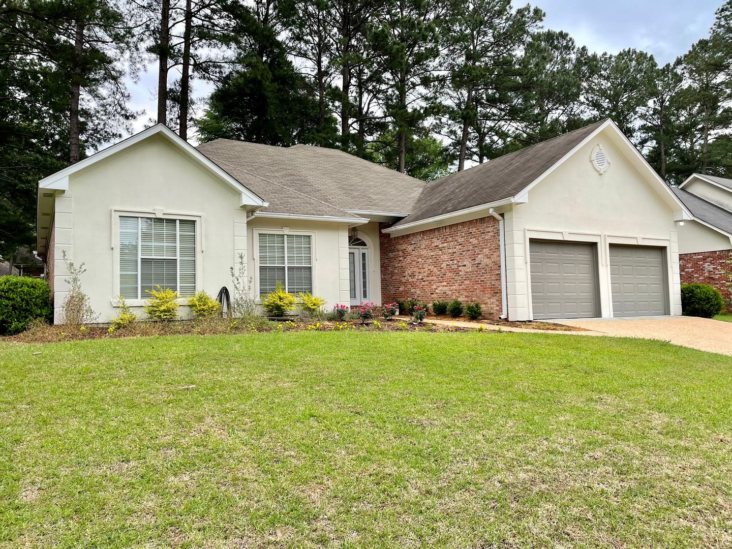 Ridgeland House: 420 Idlewoods Ln