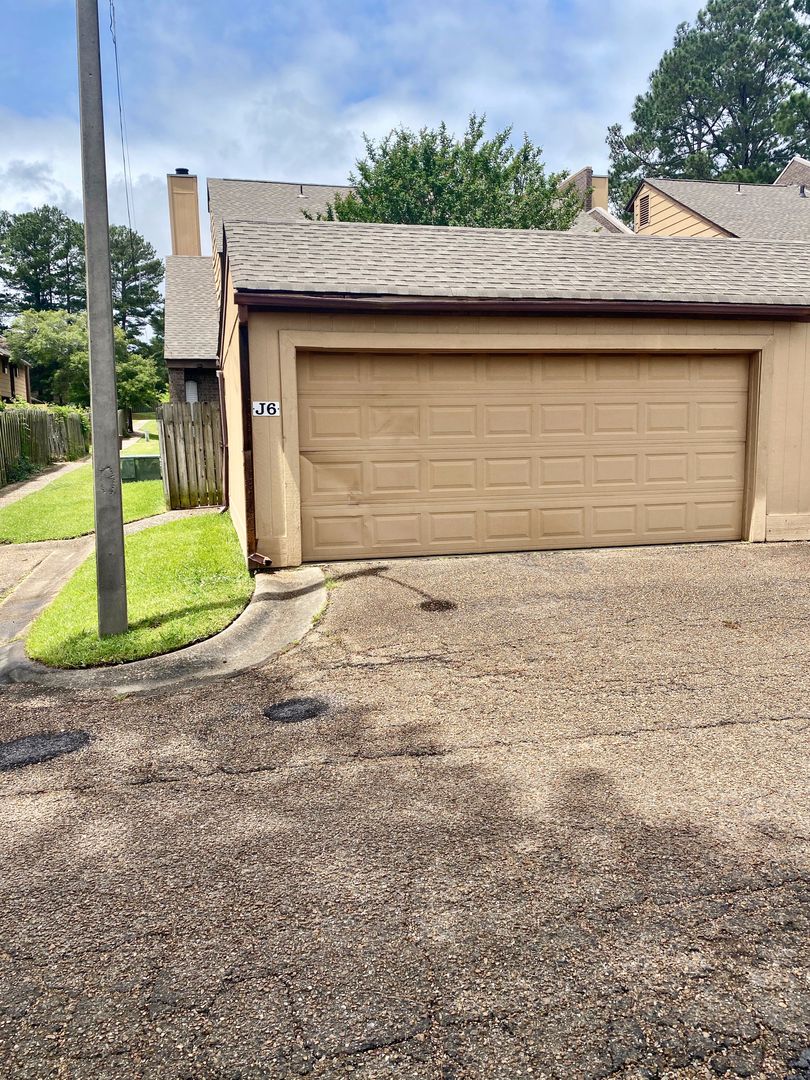 Jackson House: 1255 E County Line Rd J6