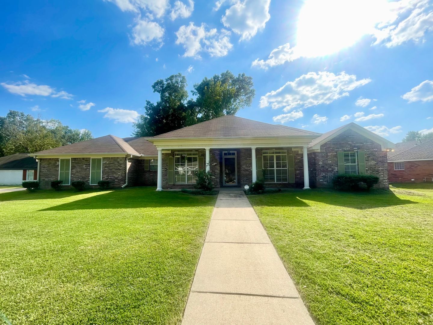 Flowood House: 311 Longleaf Dr