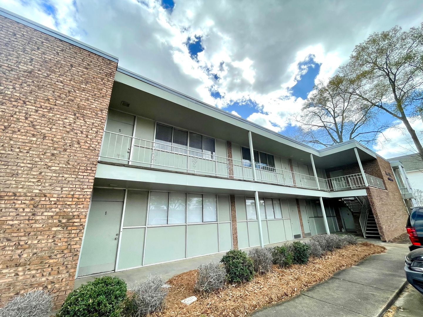 Brandon Apartment: 203 S College St