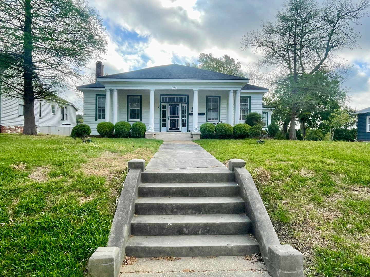 Jackson Apartment: 828 Jefferson St