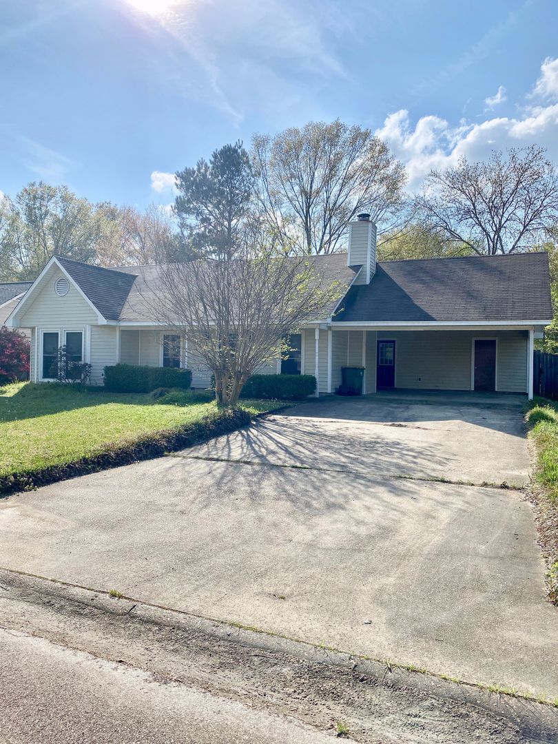 Ridgeland House: 103 Fox Run Dr