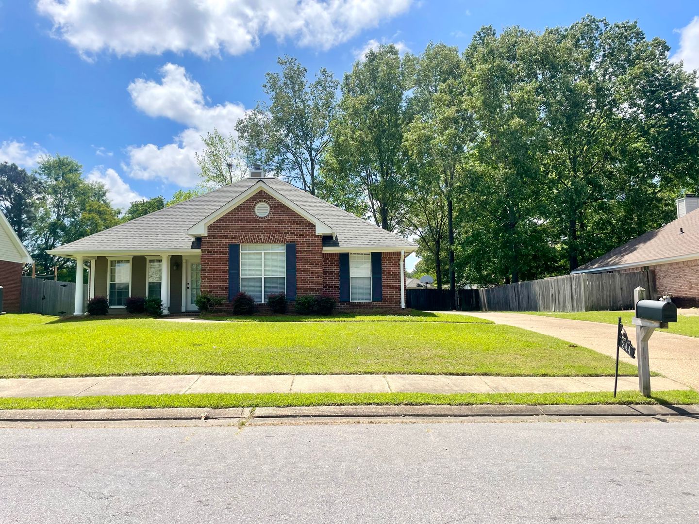 Brandon House: 344 White Oak Dr