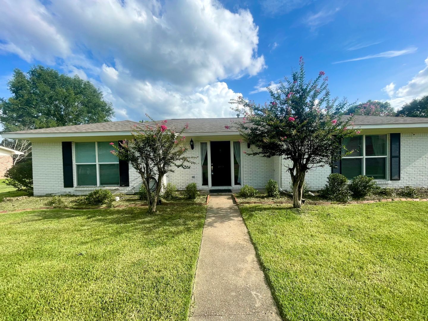 Madison House: 203 Cypress Dr