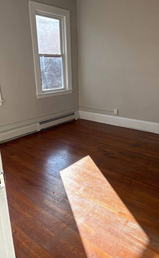 Hartford Apartment: 16 Evergreen Avenue
