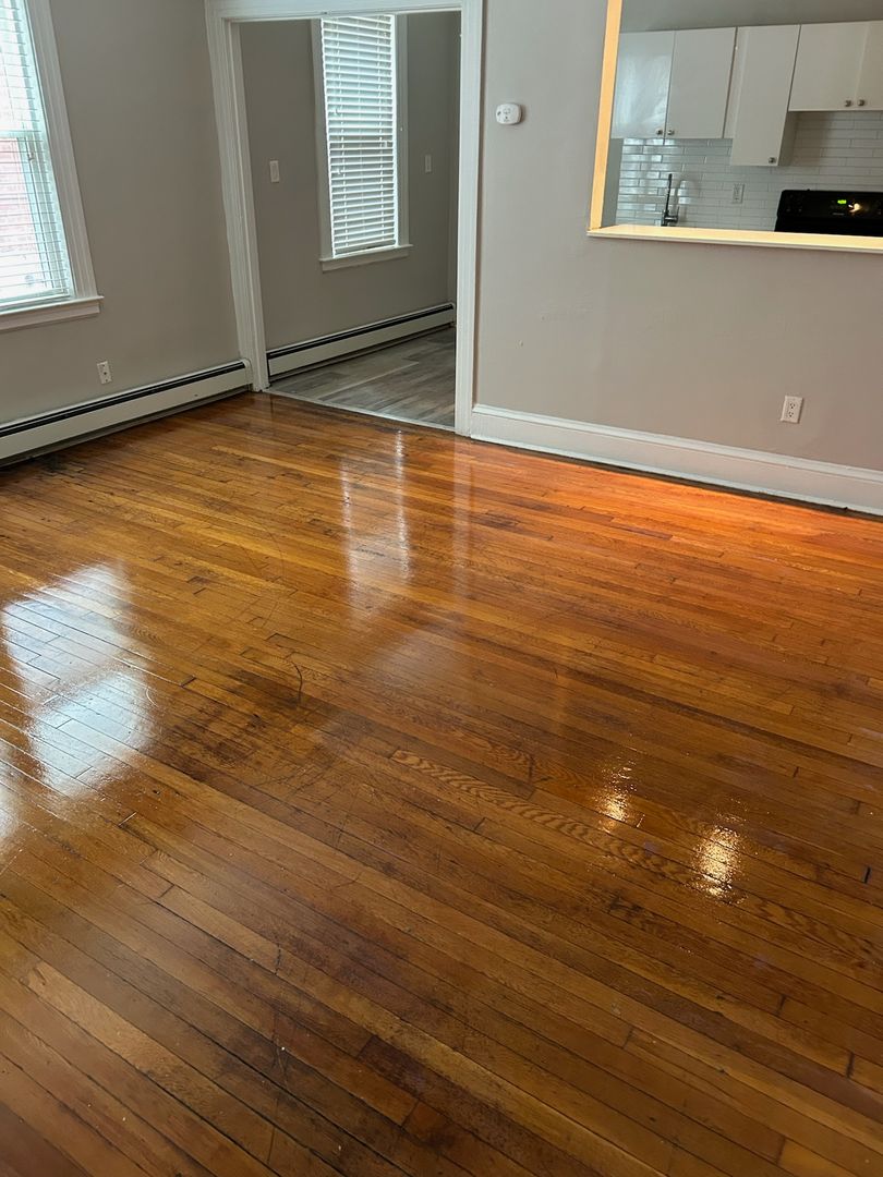 Hartford Apartment: 16 Evergreen Avenue