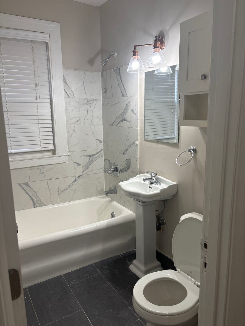 Hartford Apartment: 16 Evergreen Avenue