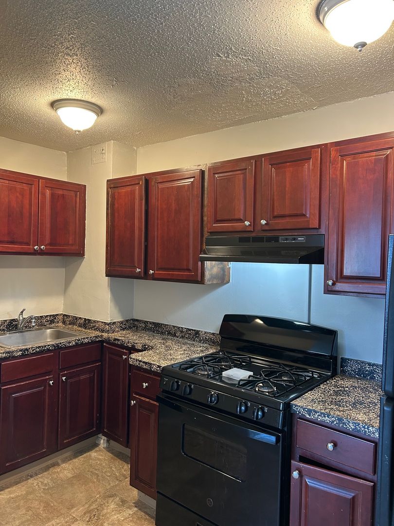 HARTFORD Apartment: 600 ASYLUM AVE