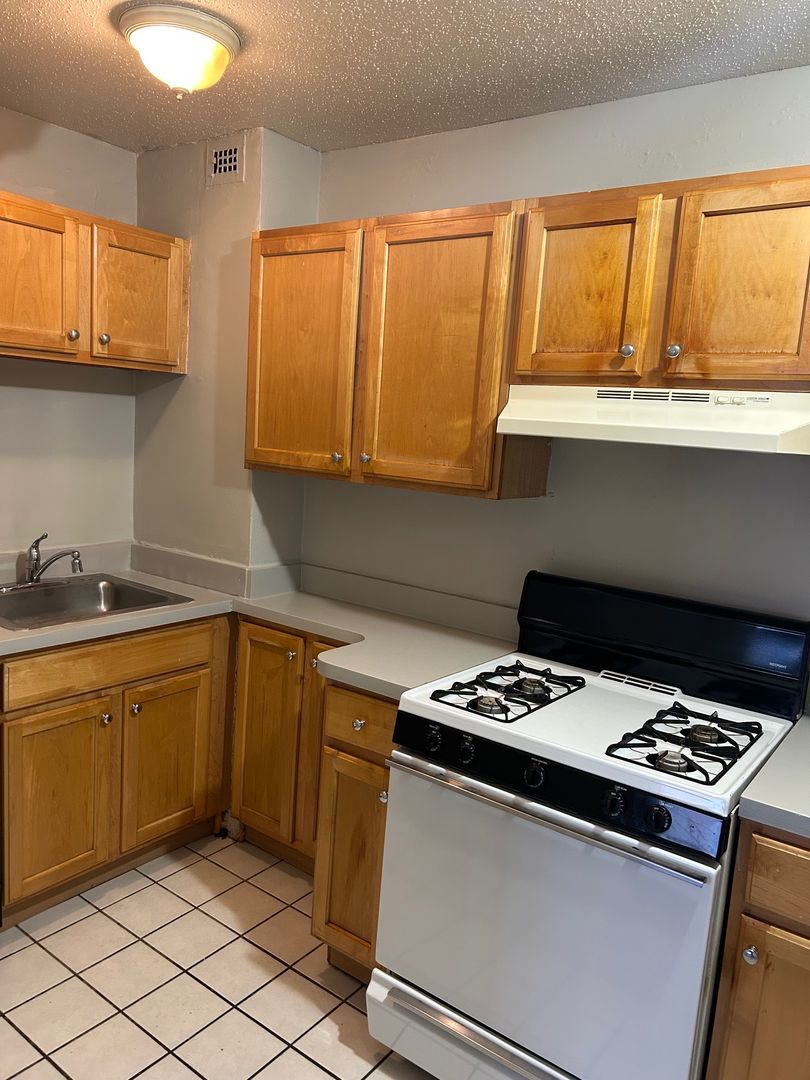 HARTFORD Apartment: 600 ASYLUM AVE