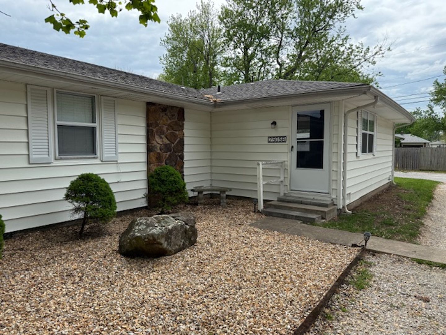 Springfield Apartment: 2505 S Ingram Mill, Unit B