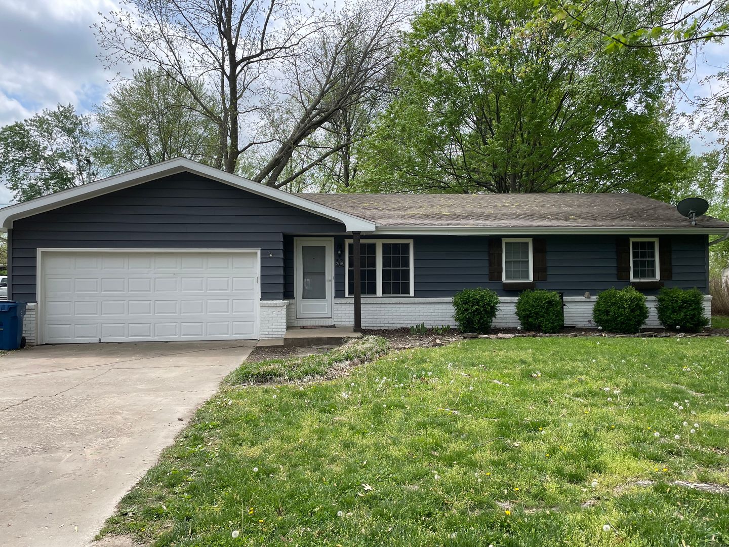 Nixa House: 208 W Park Street