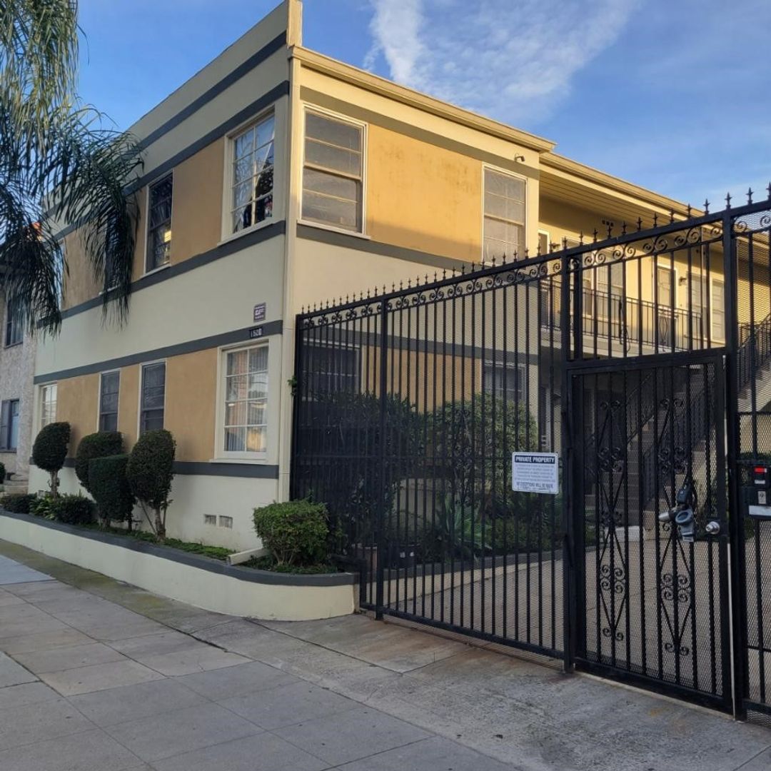 Long Beach Apartment: 1520 E 2nd St.