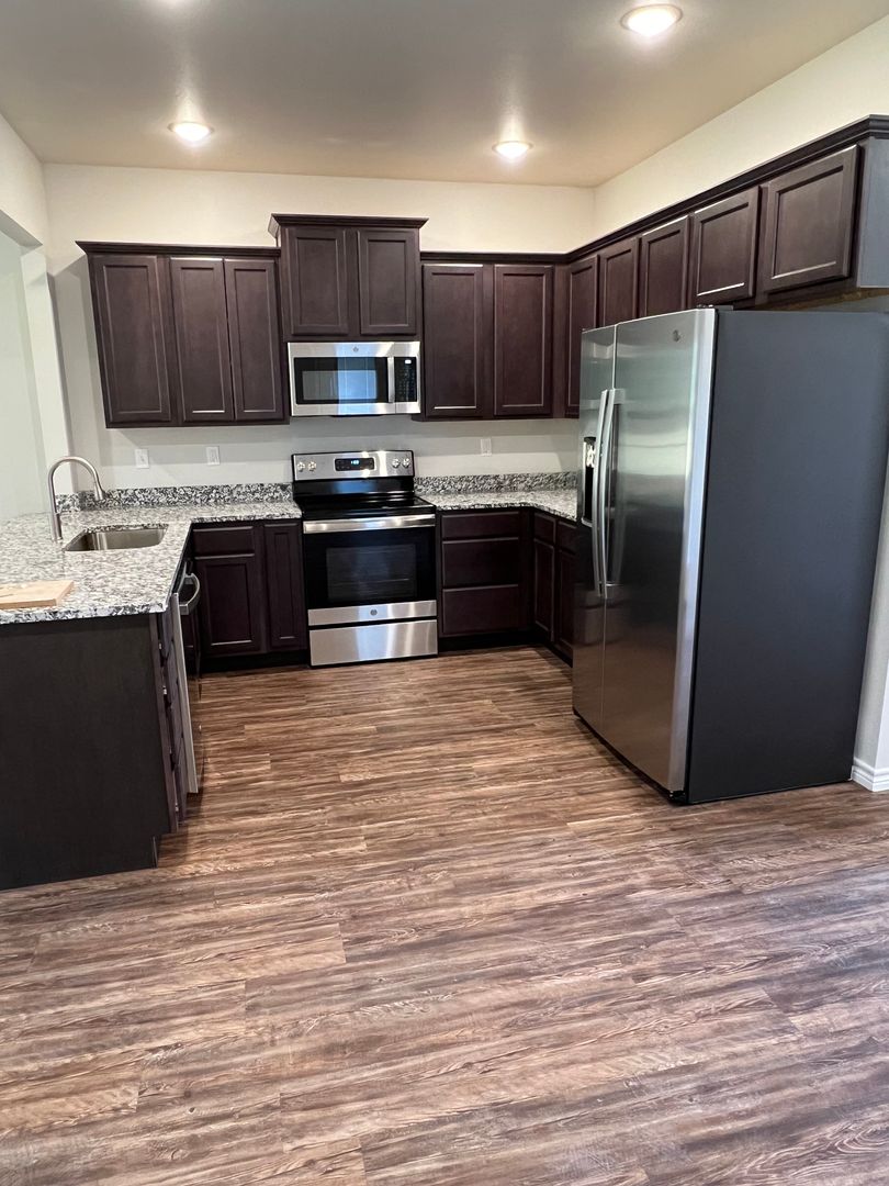 Gladewater Apartment: 127/129 Village North Circle