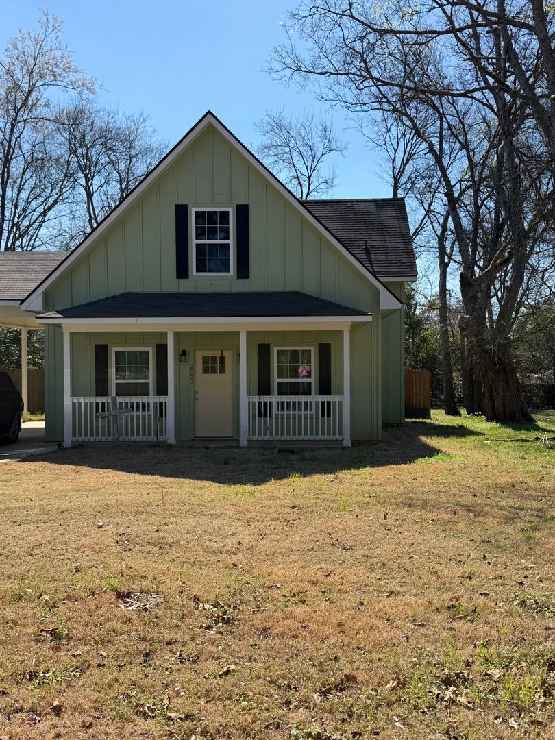 Gladewater House: 2553 W. Harold St