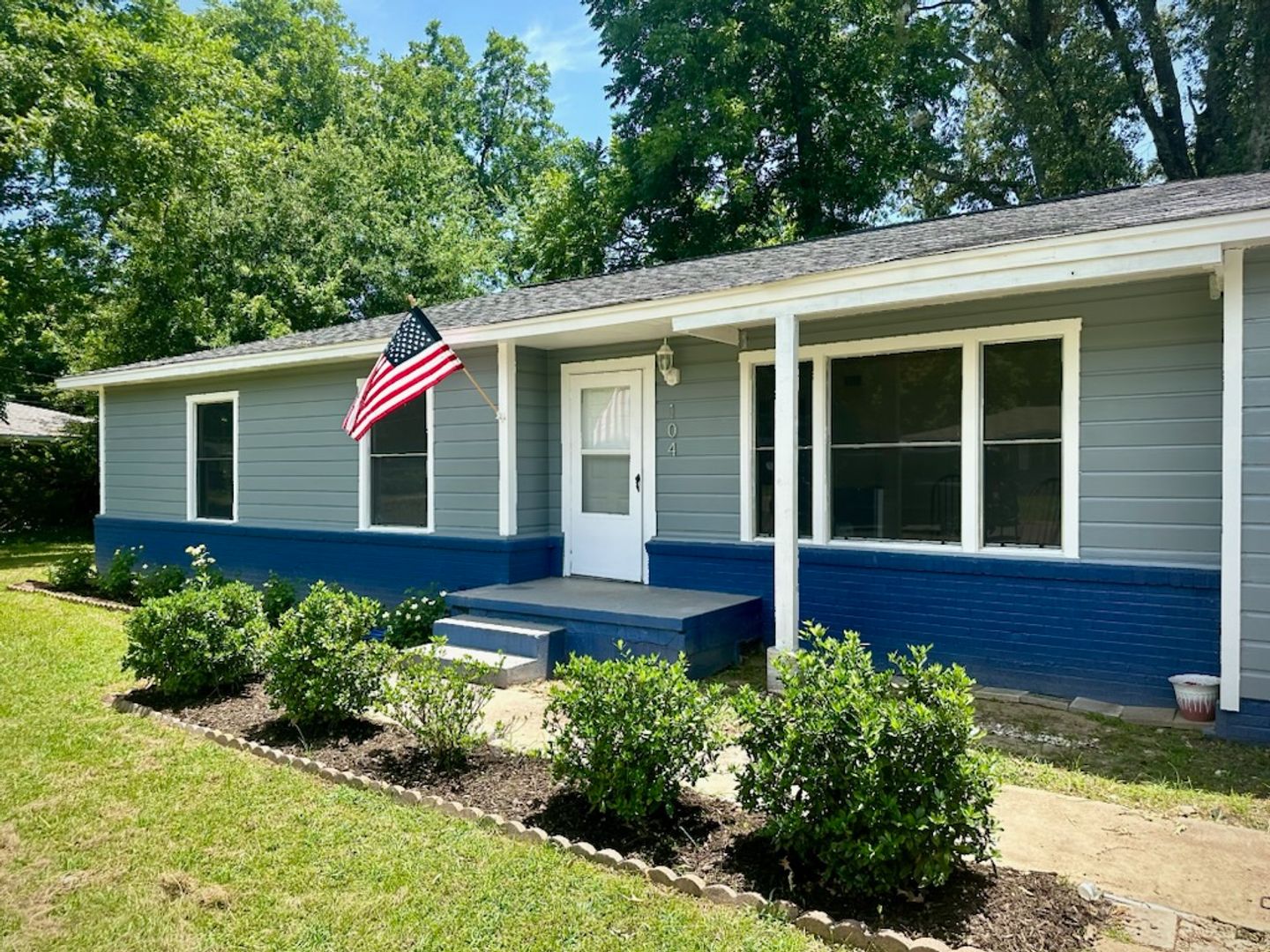 Longview House: 104 W. Primrose
