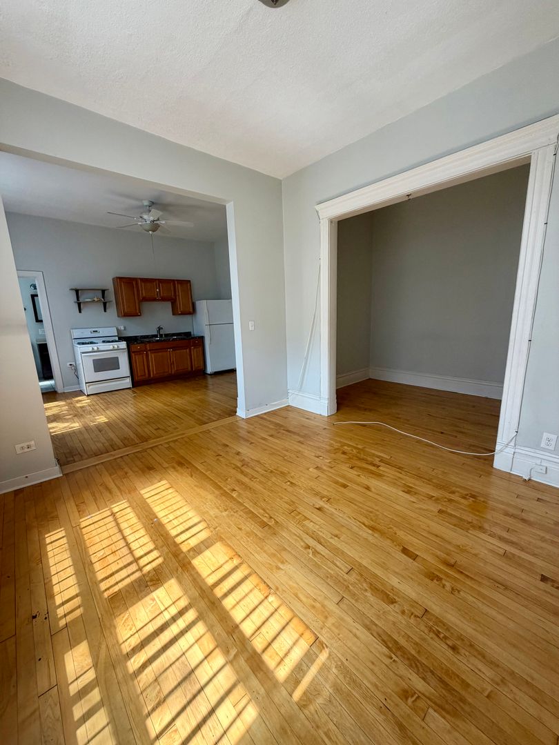 Chicago Apartment: 900 North Western Avenue