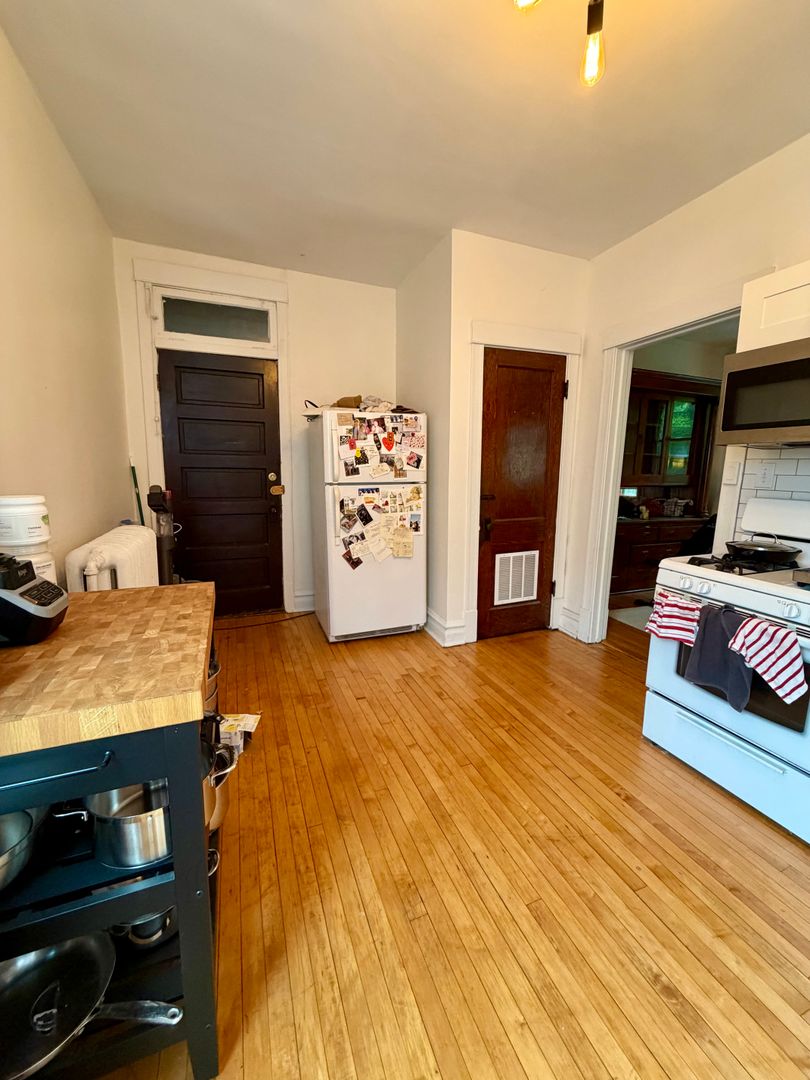 2701 N Whipple 9 of 12