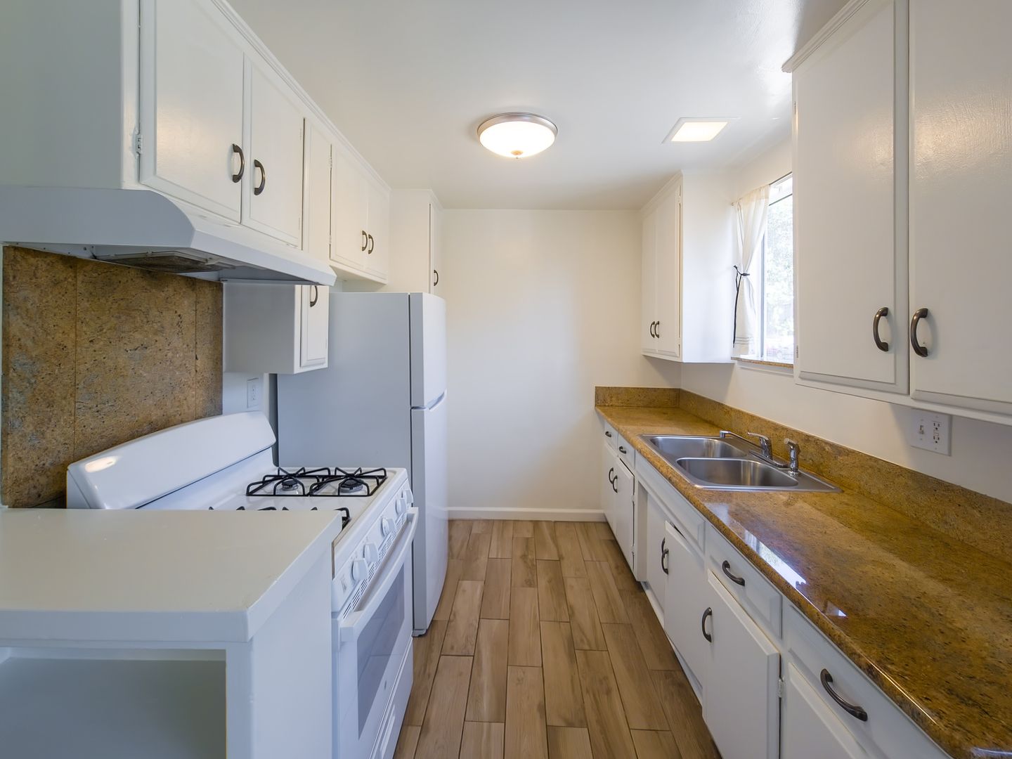 Burbank Apartment: 611 E Verdugo Ave