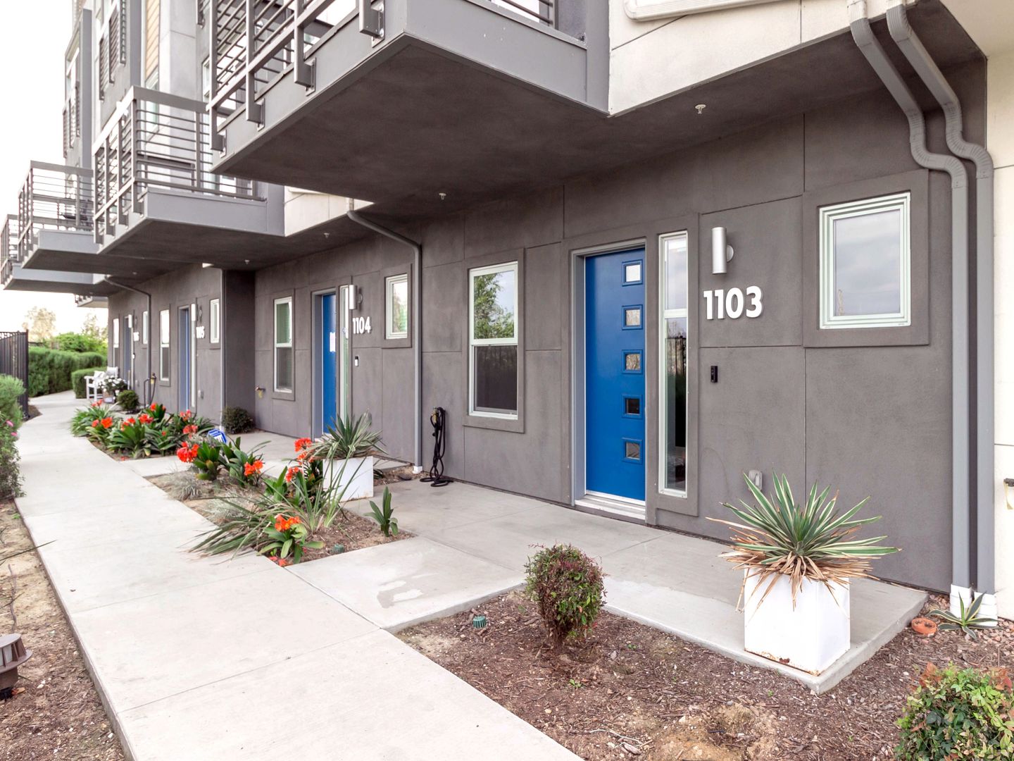 Los Angeles Townhome: 2753 Waverly Dr