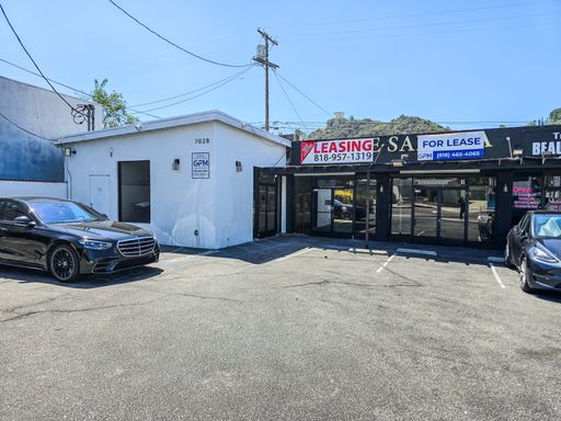 Turnkey Restaurant Space Available in Tujunga | High-Visibility Location – photo 1
