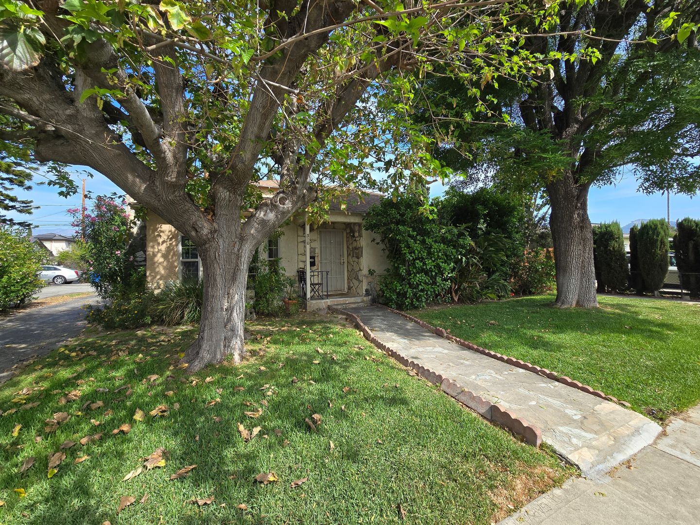 Burbank Apartment: 310 N Florence St