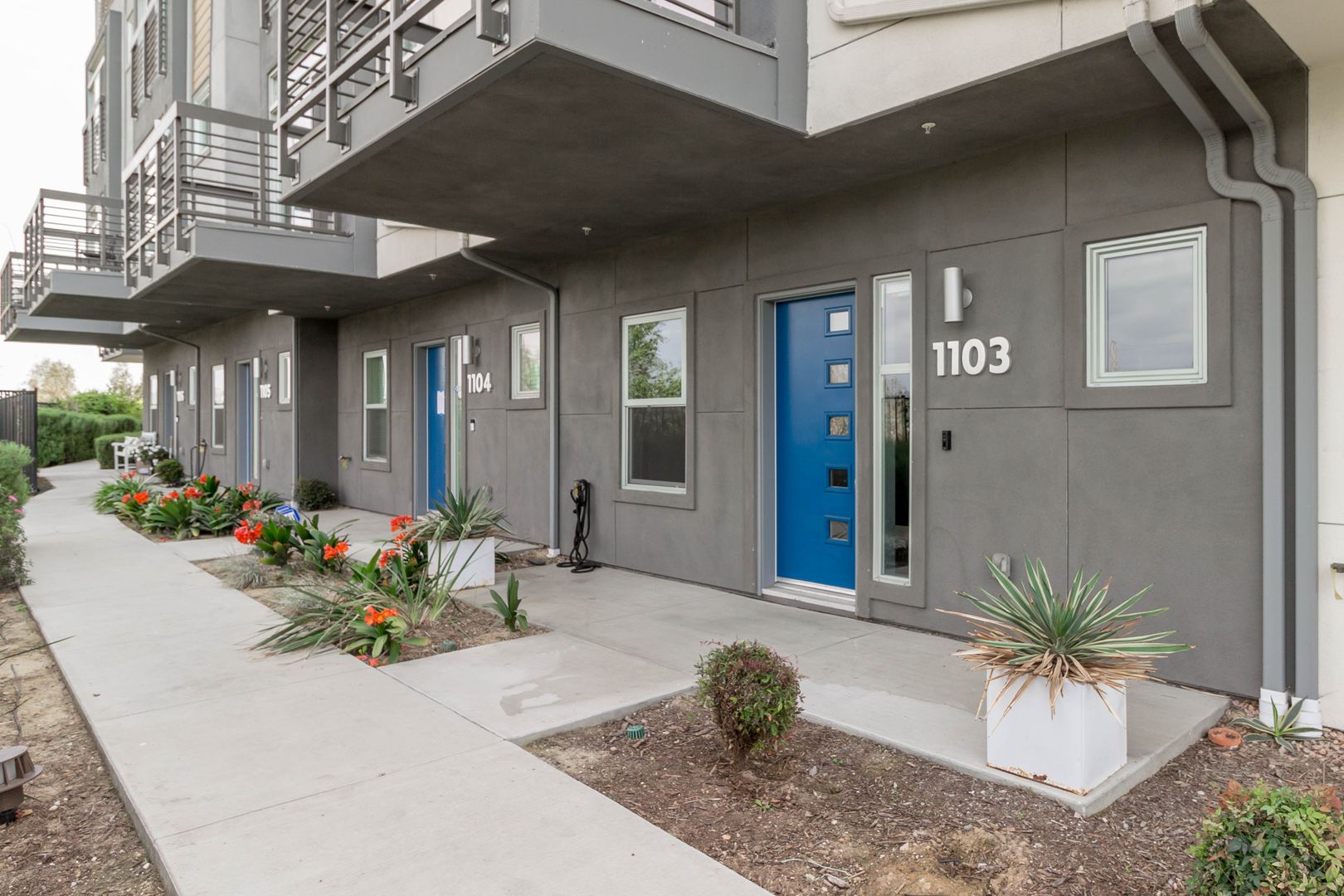 Los Angeles Townhome: 2753 Waverly Dr