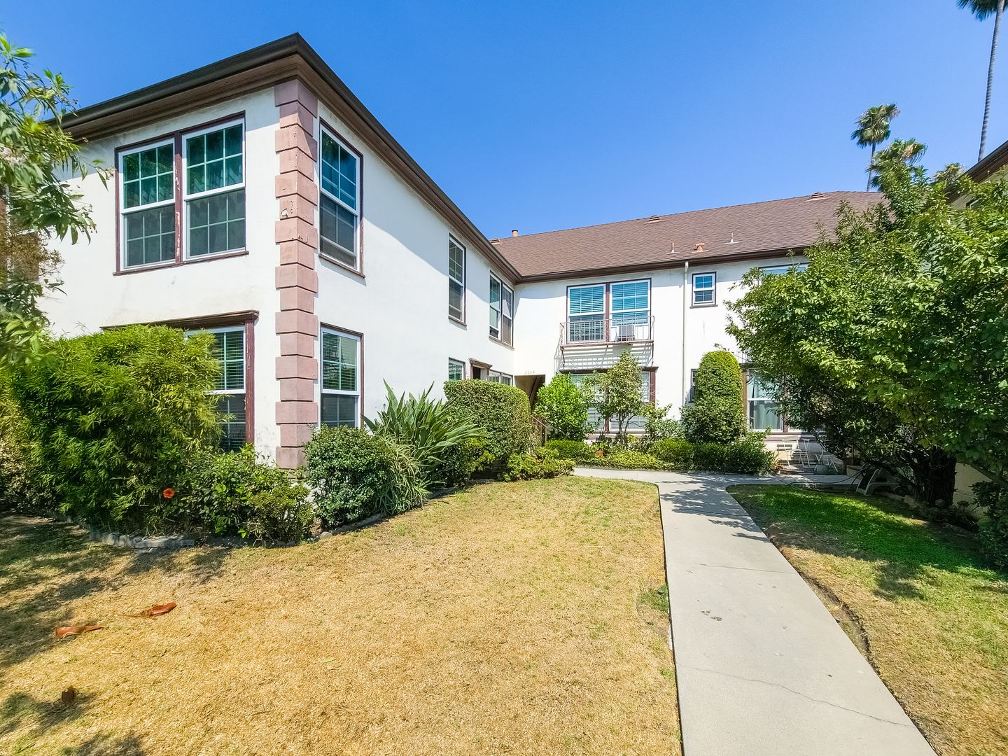 Los Angeles Apartment: 2002 N Vermont Ave