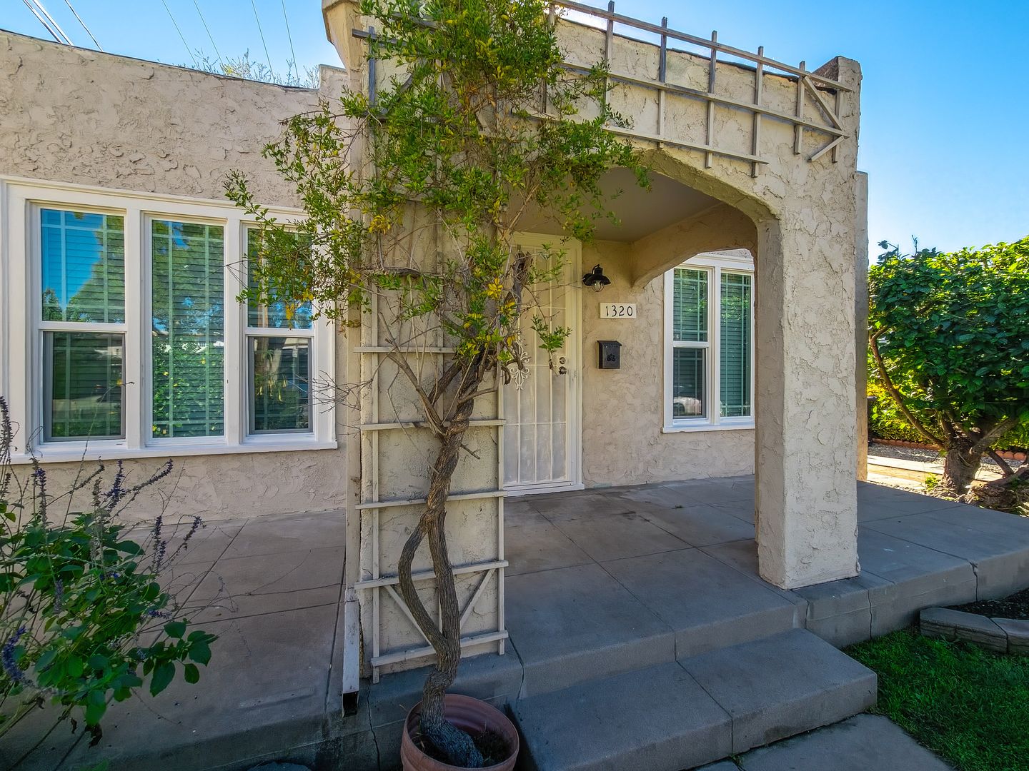 Glendale House: 1320 E Maple St