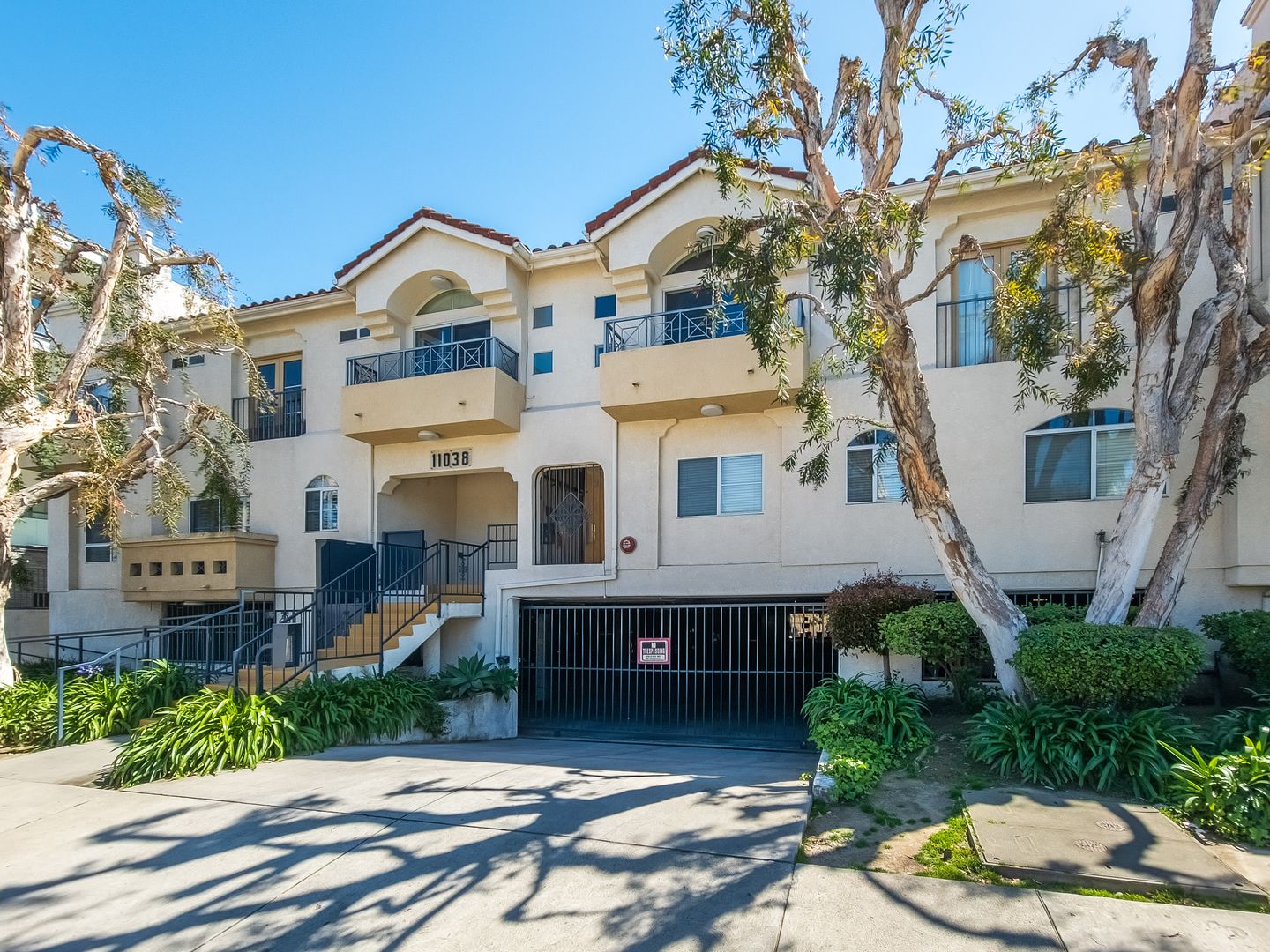 Toluca Lake Condo: 11038 Camarillo St #18