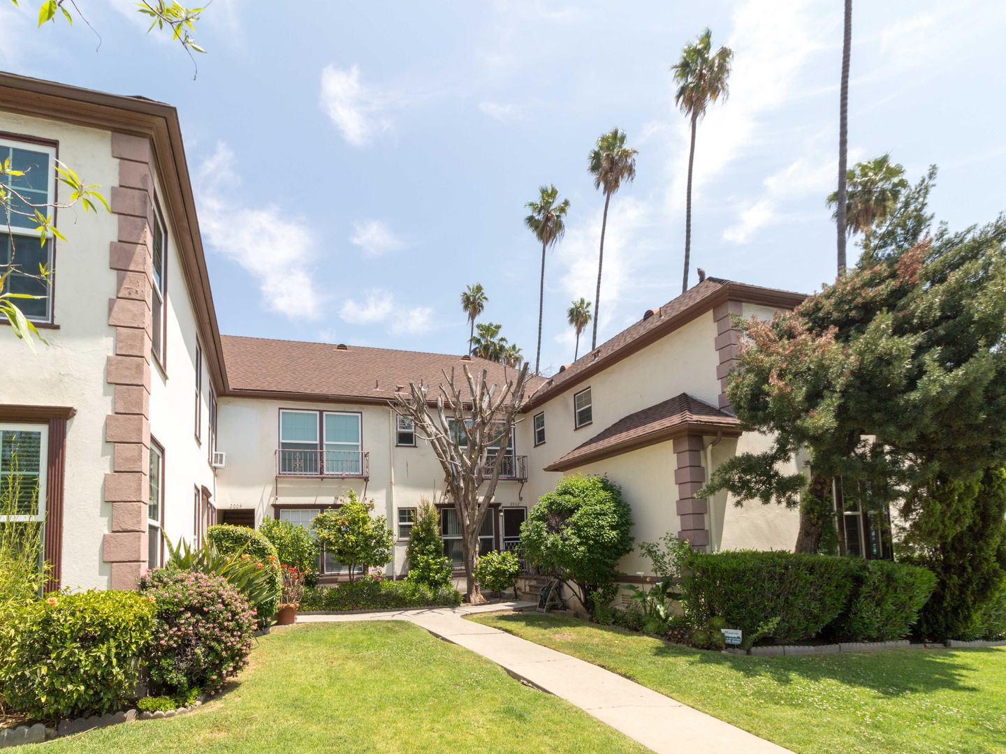 Los Angeles Apartment: 2002 N Vermont Ave
