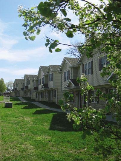 Carbondale Apartment: 921-927 E. Grand Avenue