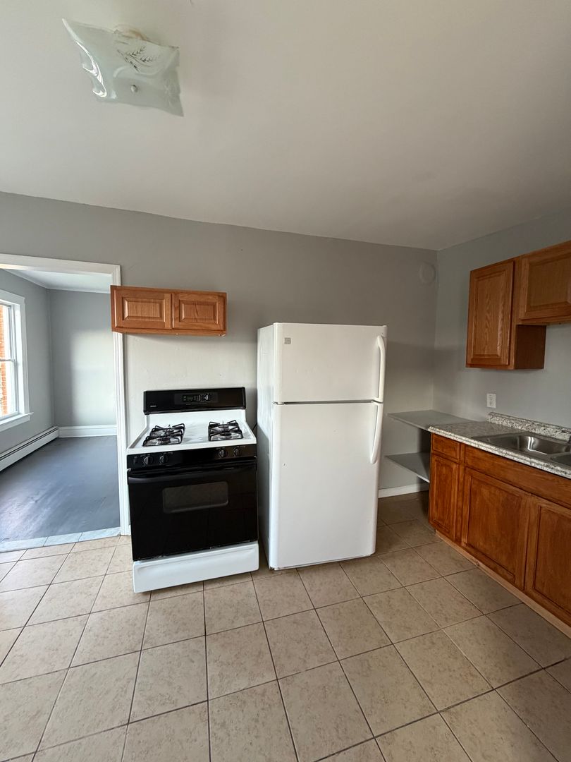 New Britain Apartment: 103 Glen St