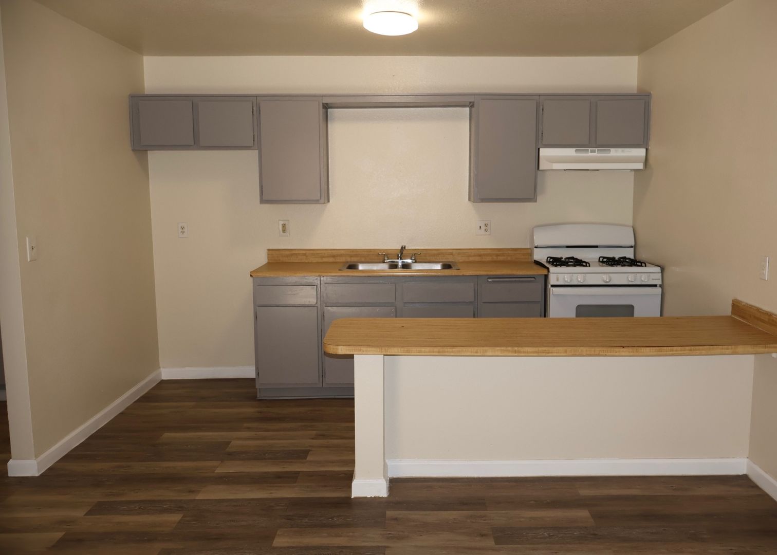 Adelanto Apartment: 18462 Montezuma St.