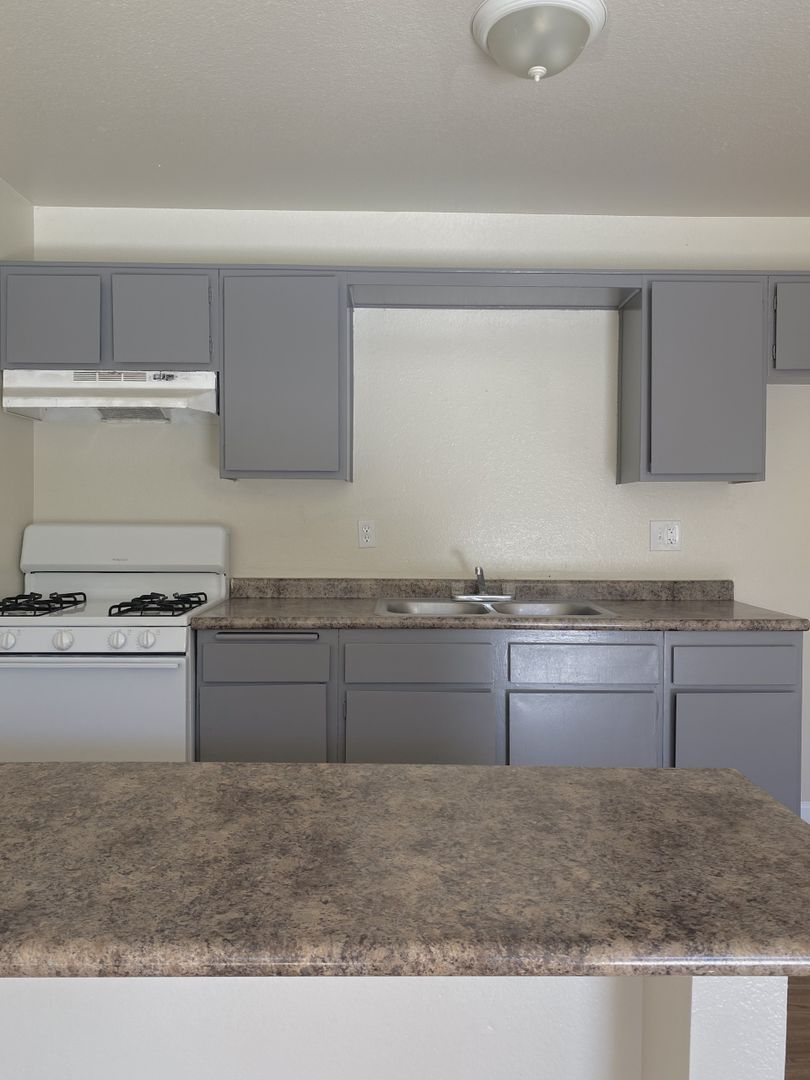 Adelanto Apartment: 18488-98 Montezuma St.